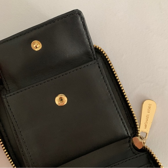 Michael Kors Black Jet Set Zip Around Bifold Wallet - Picture 4 of 9